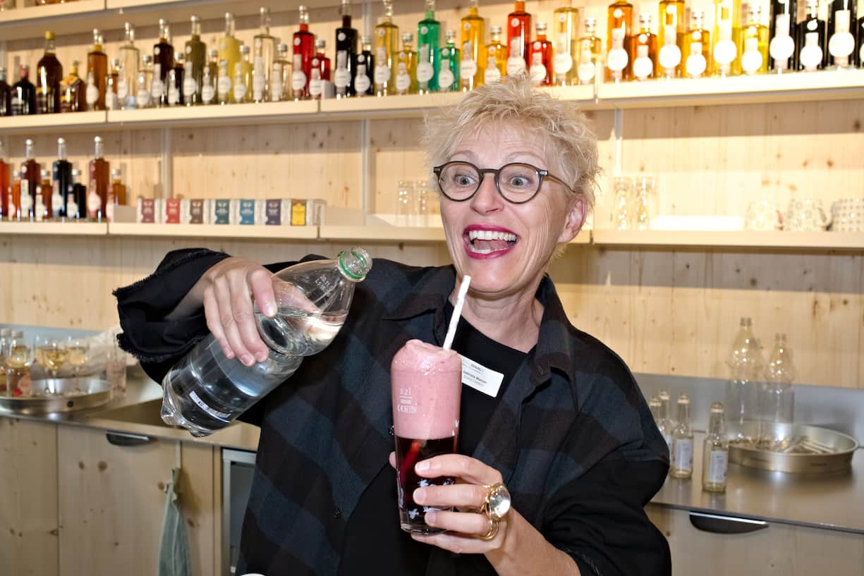 Gabriela Manser, VRP, Goba AG, mixt einen Drink "Ewigi Liebi"