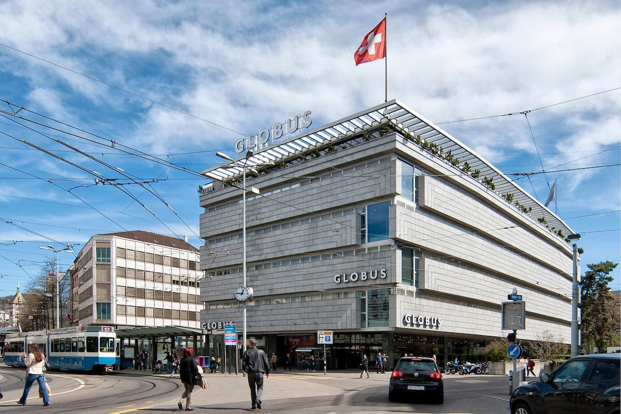 ARCHIV  ZUR SDA-MELDUNG UEBER DIE ZUSAMMENFUEHRUNG DER MODEKETTEN GLOBUS, HERREN GLOBUS UND SCHILD UNTER DIE DACHMARKE GLOBUS DURCH DEN MIGROS GENOSSENSCHAFTSBUND STELLEN WIR IHNEN FOLGENDES BILDMATERIAL ZUR VERFUEGUNG - Der Globus am Loewenplatz, aufgenommen am Dienstag, 10. April 2012 in Zuerich. (KEYSTONE/Alessandro Della Bella)