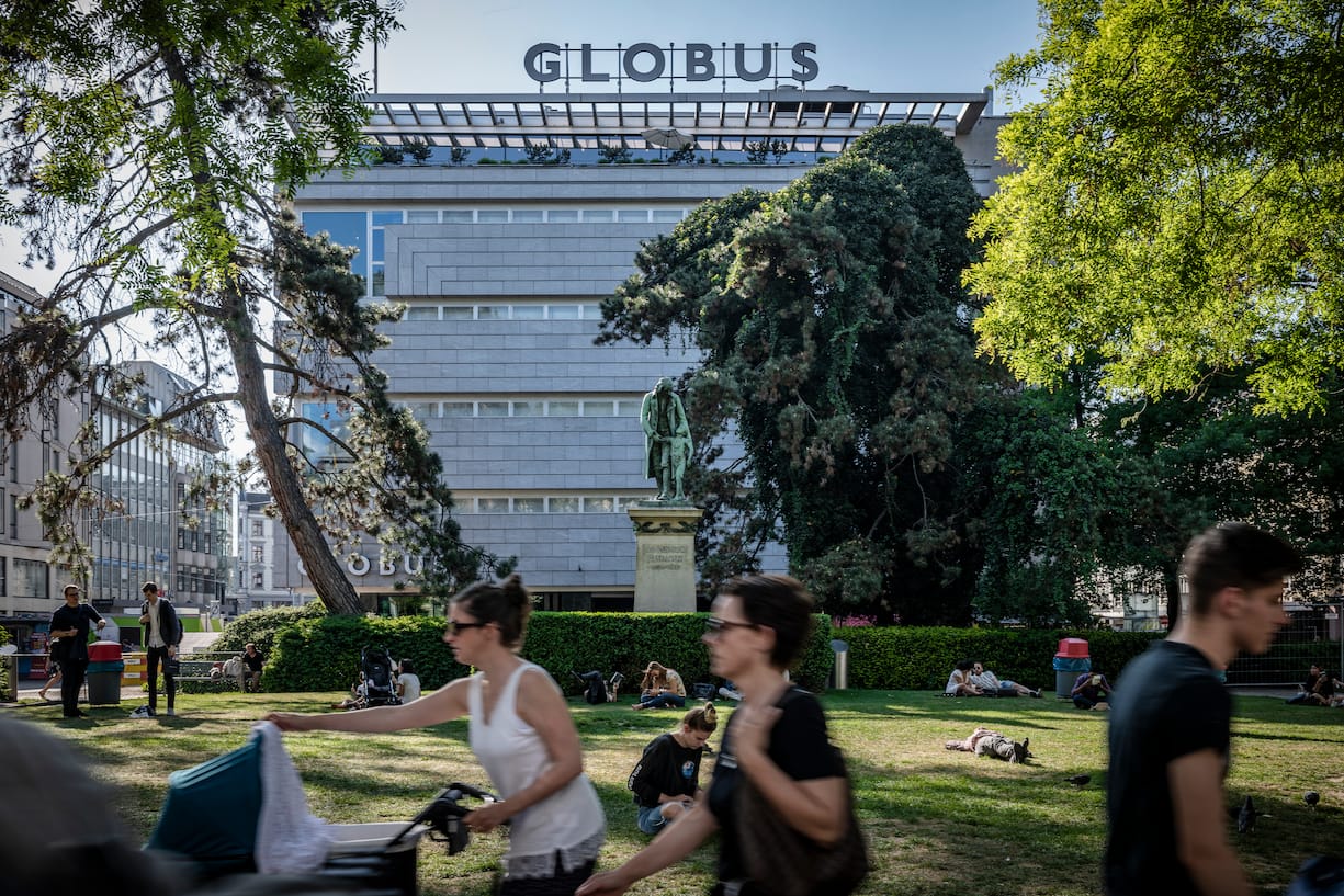 Warenhaus Globus und Pestalozzi-Anlage an der Bahnhofstrasse in Zuerich, aufgenommen am 8. Mai 2018. (KEYSTONE/Alex Buschor)