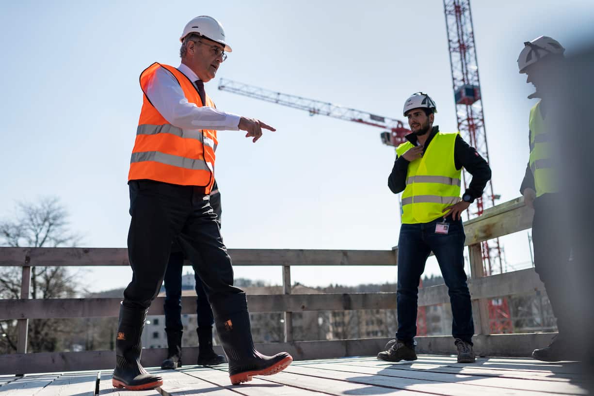 Bundesrat Guy Parmelin besucht die Baustelle des Bärenhochhauses mit Projektleiter Daniel Blaser, am Freitag, 3. April 2020 in Ostermundigen.