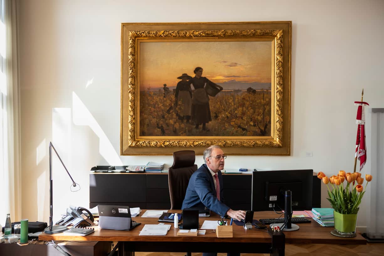 Bundesrat Guy Parmelin an seinem Arbeitsort im Bundeshaus West, am Donnerstag, 2. April 2020 in Bern. 