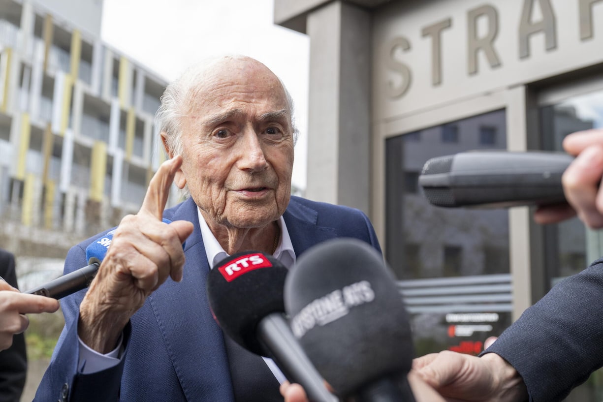 <p>Sepp Blatter trat nur vier Tage nach seiner Wahl als Präsident zurück, zeitgleich wurden Fifa-Aktionäre verhaftet und Anklagen erhoben.</p>