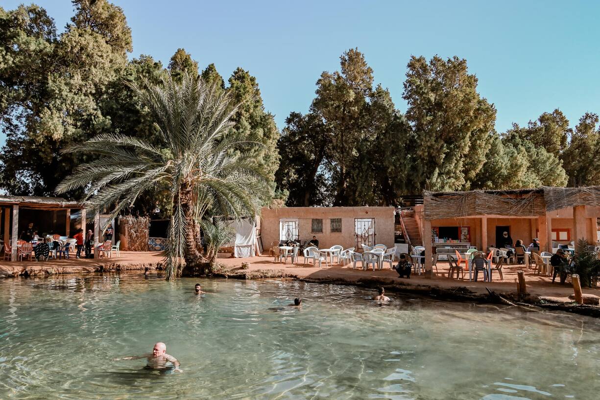 <p>Das Oasendorf Ksar Ghilane, um eine heisse Quelle herum gebaut, ist Treffpunkt für Touristen und Abenteurer.</p>