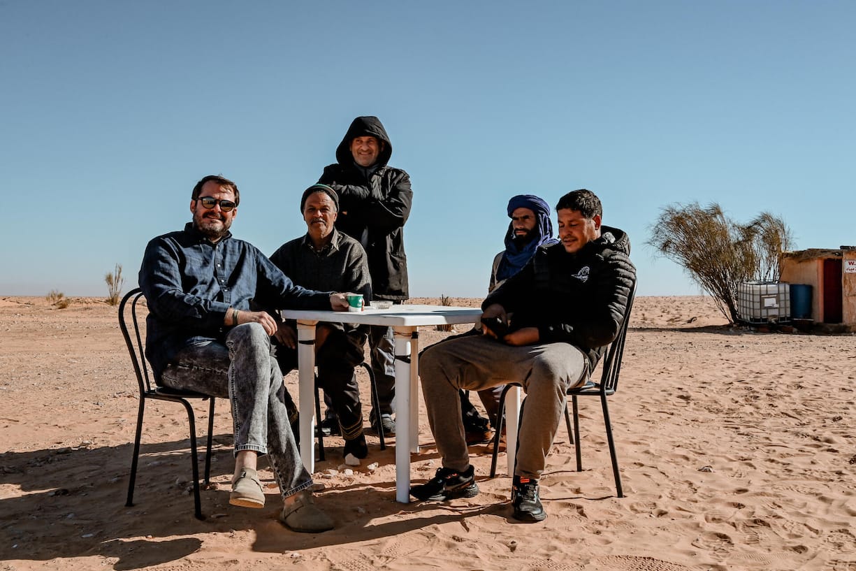 <p>Aus dem Nichts tauchen in der Sahara ein paar Häuser auf, <br />und wir werden zu einem Tee eingeladen.</p>