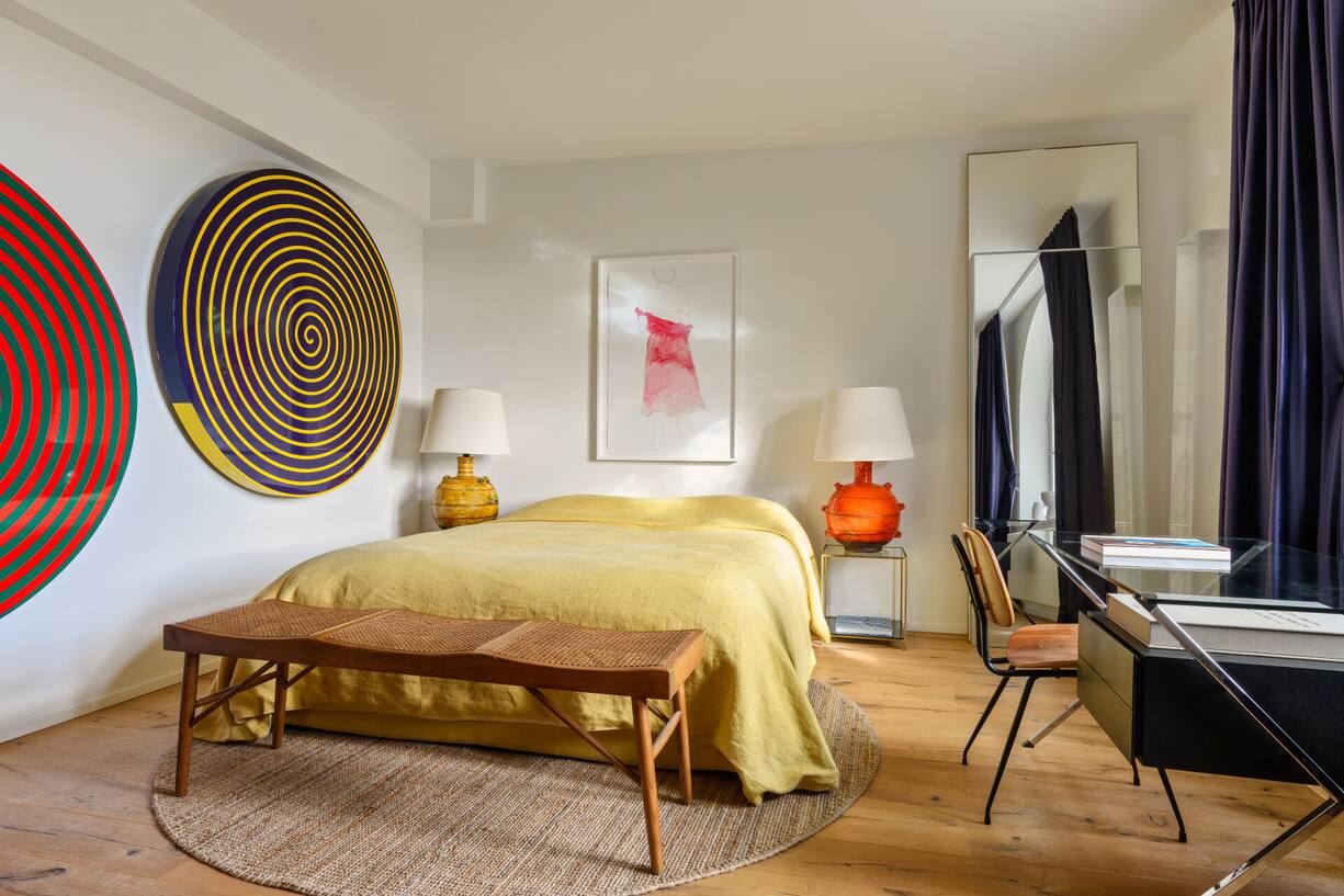 <p>Im Gartengeschoss hat Sabine Parenti ein Gästezimmer eingerichtet – mit einer Mischung aus Vintage-Möbeln und Sammelobjekten.</p>