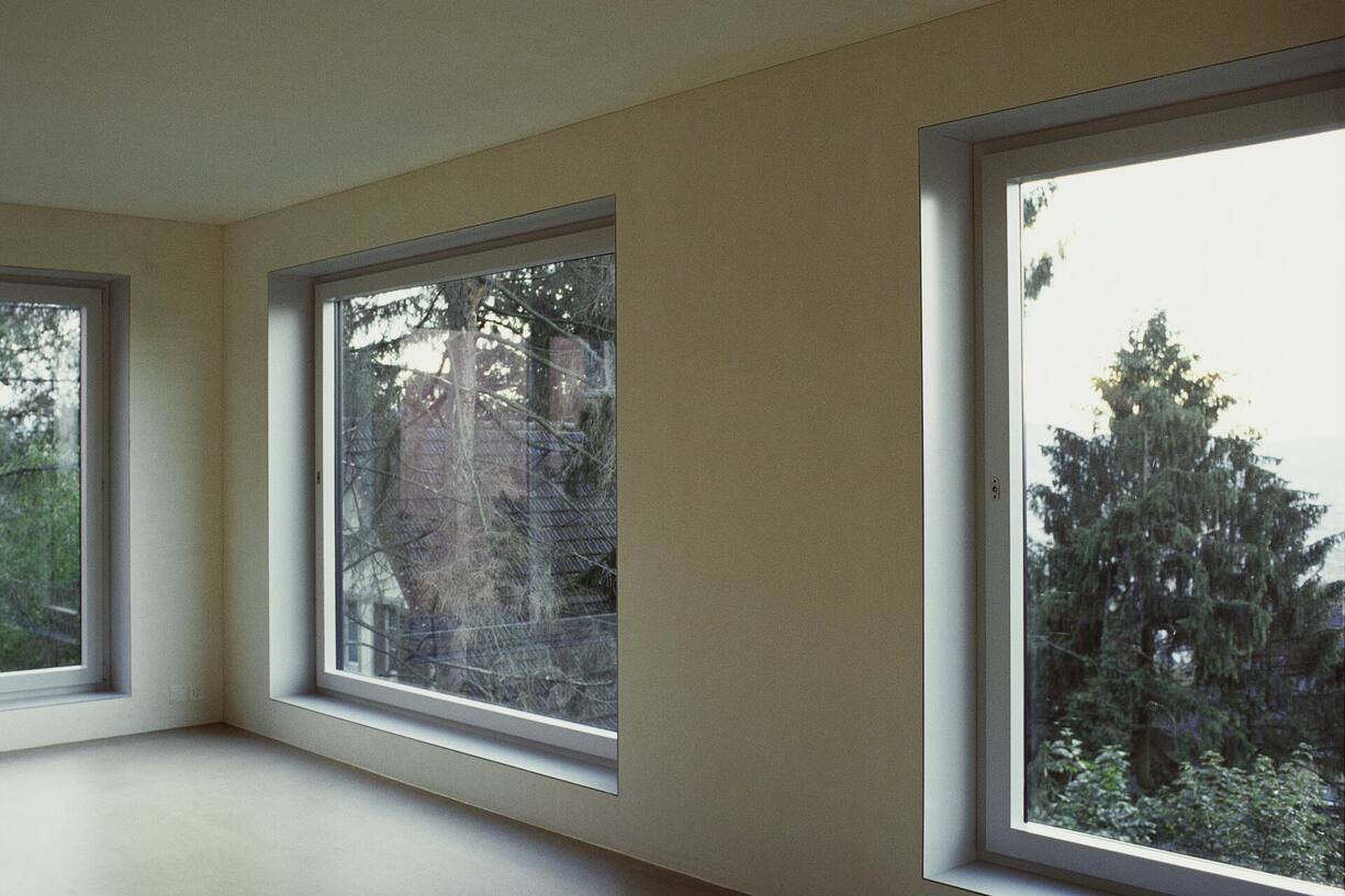 <p>Wo sich früher ein steiler Pflanzgarten befand, stehen nun zwei kompakte Baukörper, welche die Muster der benachbarten Ein- und Mehrfamilienhäuser neu und modern interpretieren.</p>