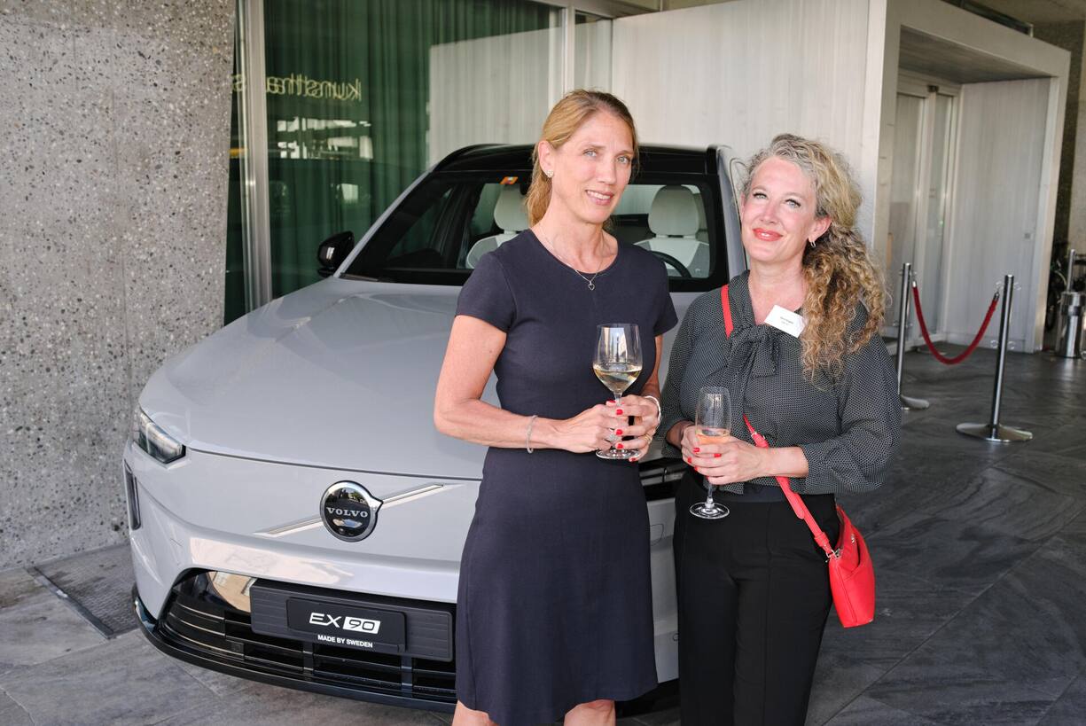 <p>Von links: Linda Mall, Volvo Car Switzerland aG; Doro Engels, SBB AG vor Volvo EX90</p>