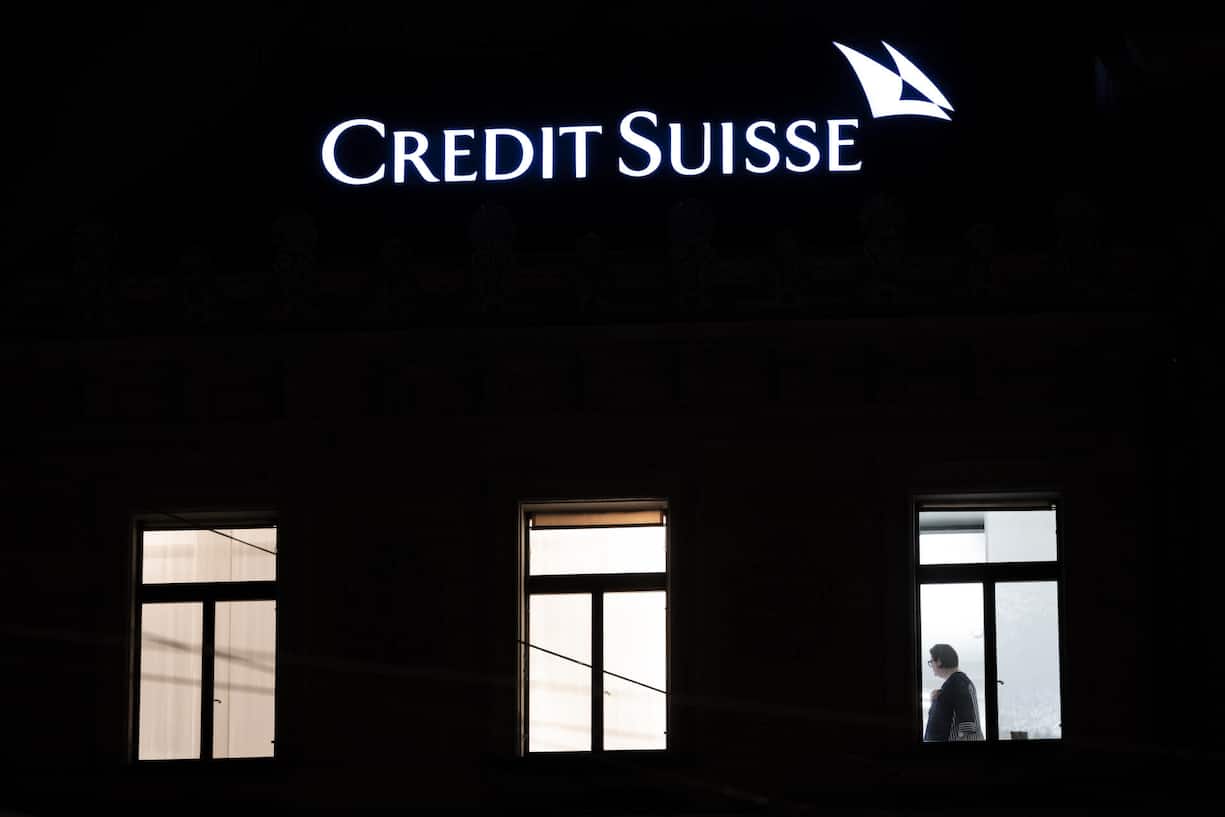 <p>Eine Frau steht vor dem Fenster unterhalb des Logos der Bank Credit Suisse am Paradenplatz, aufgenommen am Mittwoch, 11. Januar 2023 in Zuerich. (KEYSTONE/Ennio Leanza)</p>