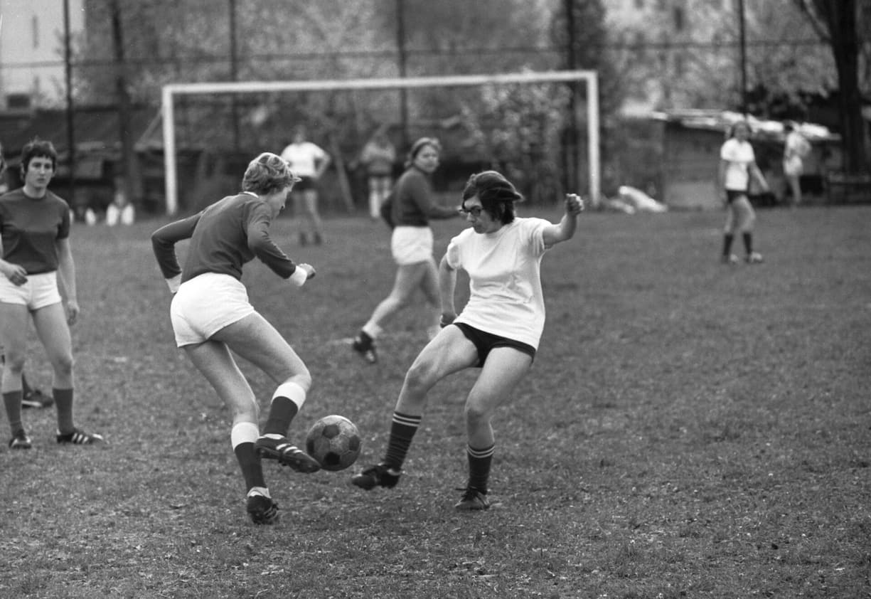 Das Schweizer Frauen-Team des DFC Luzern im Angriff gegen den DFC Geudertheim aus Frankriech beim Internationalen Damenfussballturnier im Mai 1970 in Zuerich. === AUS DER ORIGINALLEGENDE === "Nicht nur die eingefleischten Gegner des weiblichen Wettkampfsportes, sondern vor allem der Fussballverband selbst zoegerten recht lange mit der Anerkennung des Damenfussballspiels. Nach zahlreichen Diskussionen mit den Befuerwortern konnte schliesslich eine Einigung erzielt werden: Mit der kommenden...
