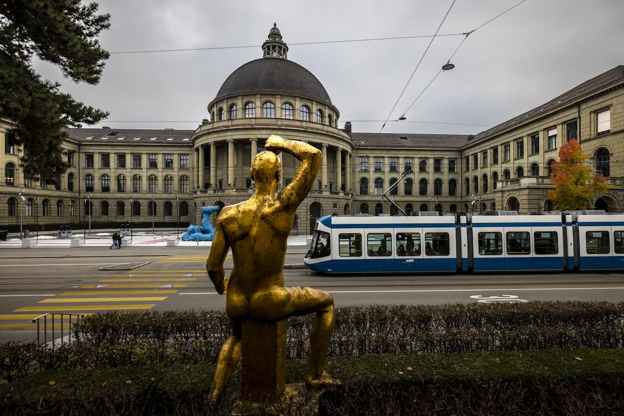 <p>Kunst und Wissenschaft: «Der Genesende» von Otto Charles Baenninger vor der ETH Zürich. </p>