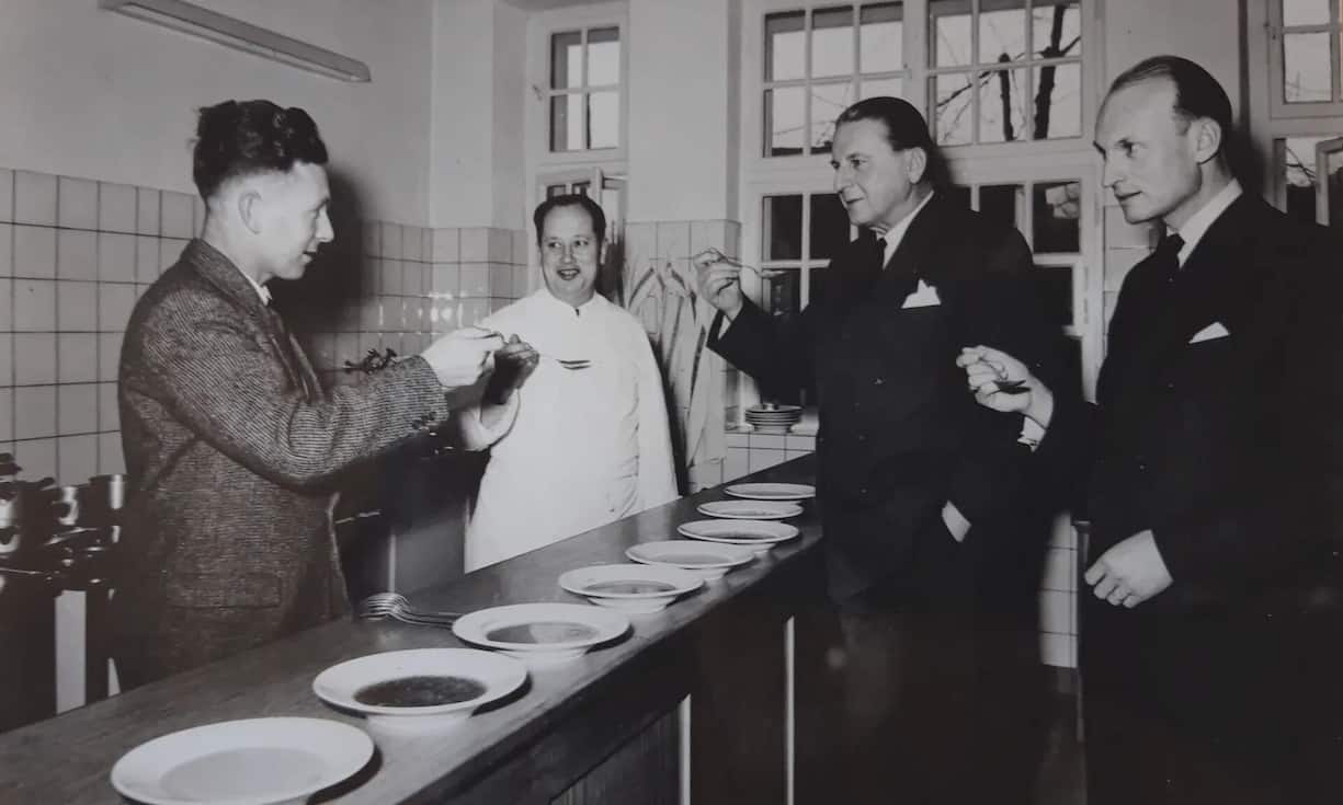 <p>Der Knorr-Versuchskoch Walter Obrist – auf dieser undatierten Aufnahme in weisser Schürze – ist der Erfinder von Aromat, wie man es heute kennt.</p>
