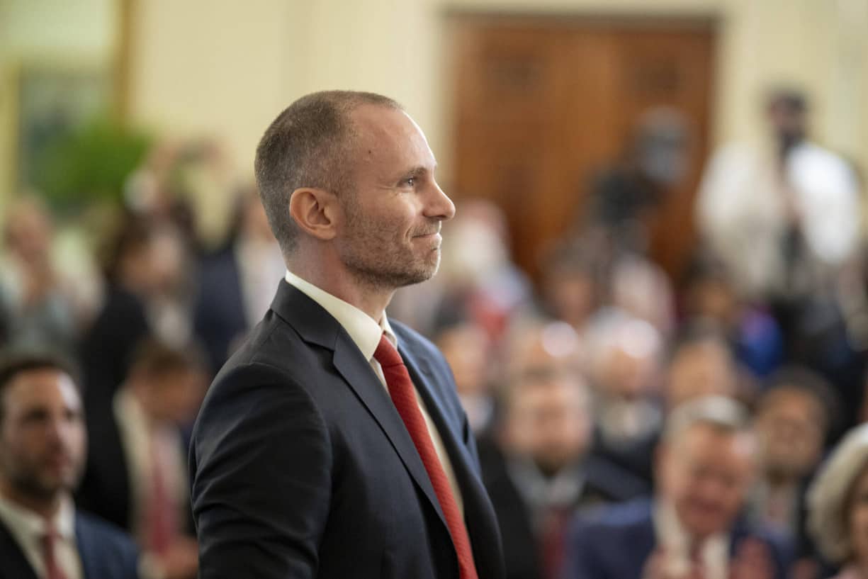 <p>Hat gut lachen: Tether-CEO Paolo Ardoino bei der Zeremonie im Weissen Haus zur Unterzeichung des Genius Act.</p>