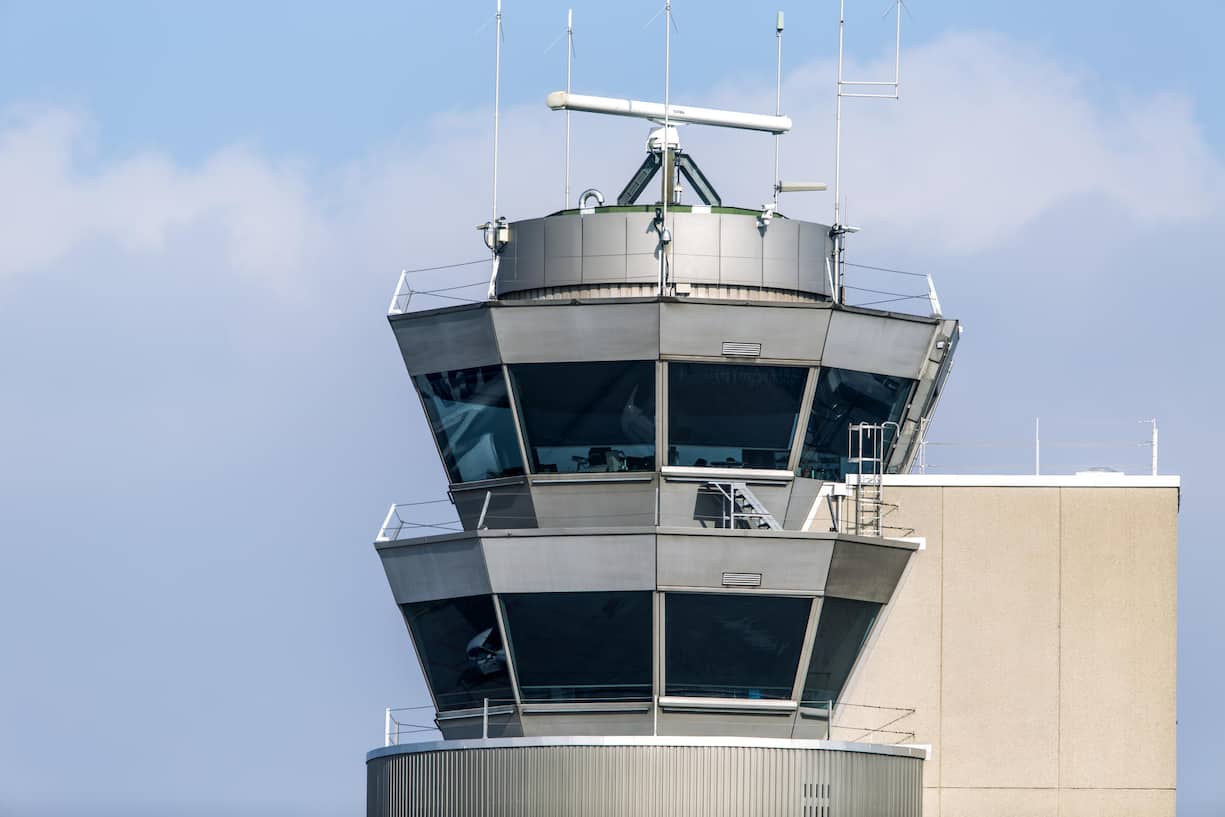 <p>Skyguide sagt, dass sie keine Flüge annulliere, das liege allein in der Verantwortung der Airlines: Kontrollturm in Zürich-Kloten.</p>
