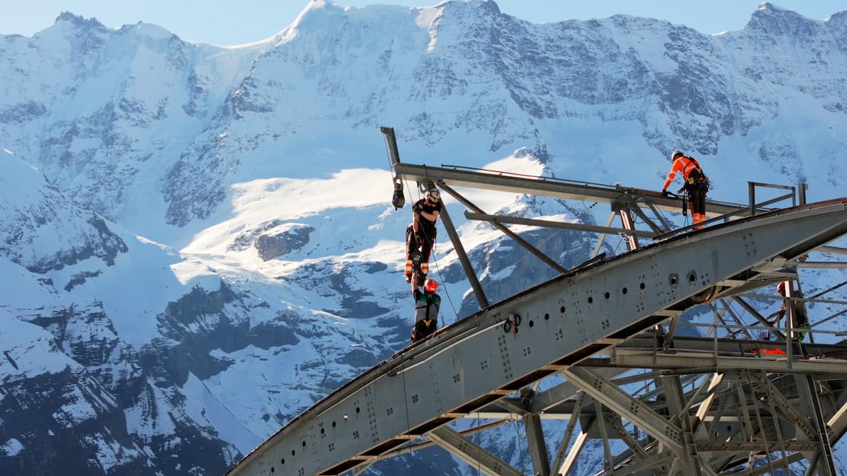 <p><strong>Duopolisten</strong> Auf dem Weltmarkt der Seilbahnen werden rund 2 Milliarden Franken umgesetzt. Mit gegen 60 Prozent ist das Konstrukt Doppelmayr-Garaventa, das bereits im Jahr 2002 fusio­nierte, der Platzhirsch. Auf Platz zwei folgt mit einem Anteil von 40 Prozent die Südtiroler HTI-Gruppe. Ihre Hauptmarken sind Leitner, Poma und Bartholet. Daneben produziert HTI allerdings auch noch Pistenfahrzeuge und Beschneiungsanlagen.</p>