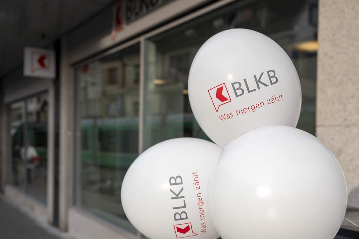 <p>Doppelte Provokation: Ballons mit dem veränderten Kantonalbanken-Logo bei der Eröffnung der neuen BLKB-Filiale am Basler Barfüsserplatz. </p>