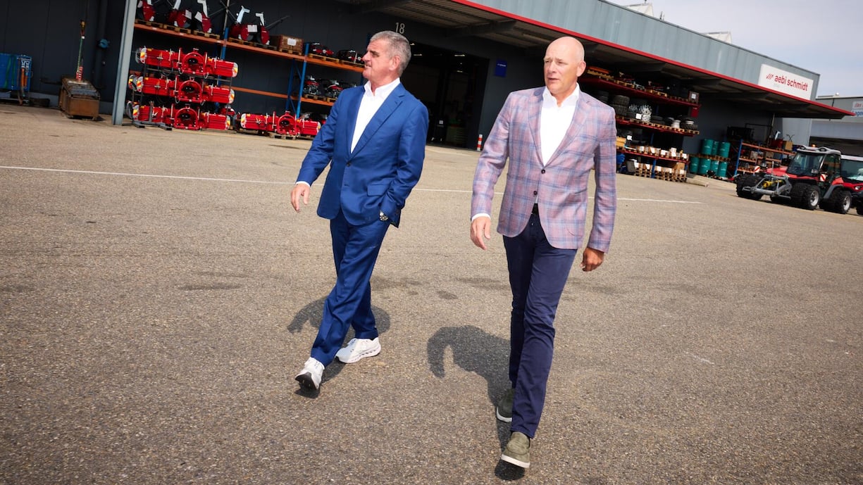 <p>Auch mit weissen Sneakern kann man Chef sein. Peter Spuhler und Barend Fruithof atmen Diesel und Motorenöl im Burgdorfer Aebi-Werk.</p>