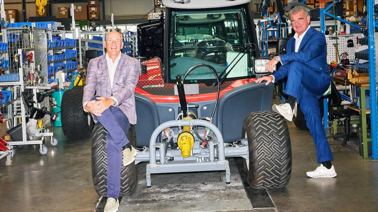 <p>Die Landmaschinen-Poser Barend Fruithof (l.) und Peter Spuhler mit dem Terratrac, ihrem Gefährt für jedes Gelände.</p>