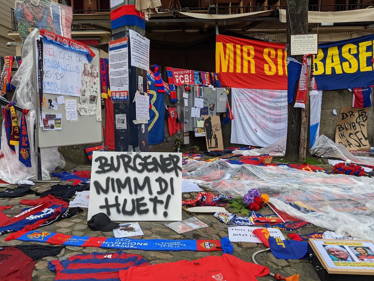 <p>«Burgener nimm di Huet»: 2021 eskalierte die Stimmung gegen FCB-Präsident Bernhard Burgener. Auf dem Barfüsserplatz in Basel demonstrierten die Fans ihren Ärger. </p>