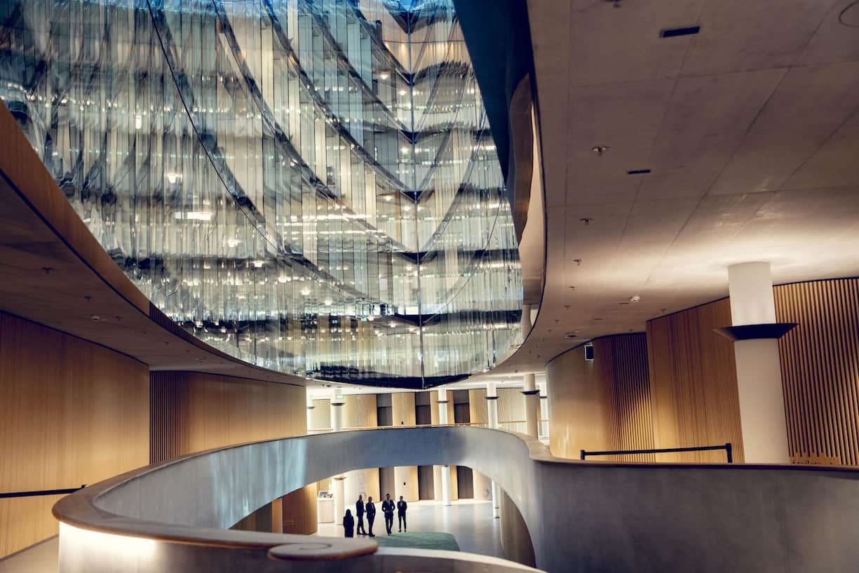 <p>Dank des 7 Meter hohen Atriums aus Glas gibt es im neuen Hauptsitz Tageslicht auf jeder Etage.</p>