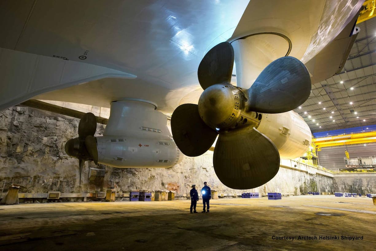 <p>Riesig und frei schwenkbar: Zwei Azipod-Antriebe von ABB an einem Eisbrecher im Trockendock. Wie bei Flugzeug-Propellern sind die Schiffsschrauben direkt am Antrieb montiert – in Fahrtrichtung nach vorne. </p>