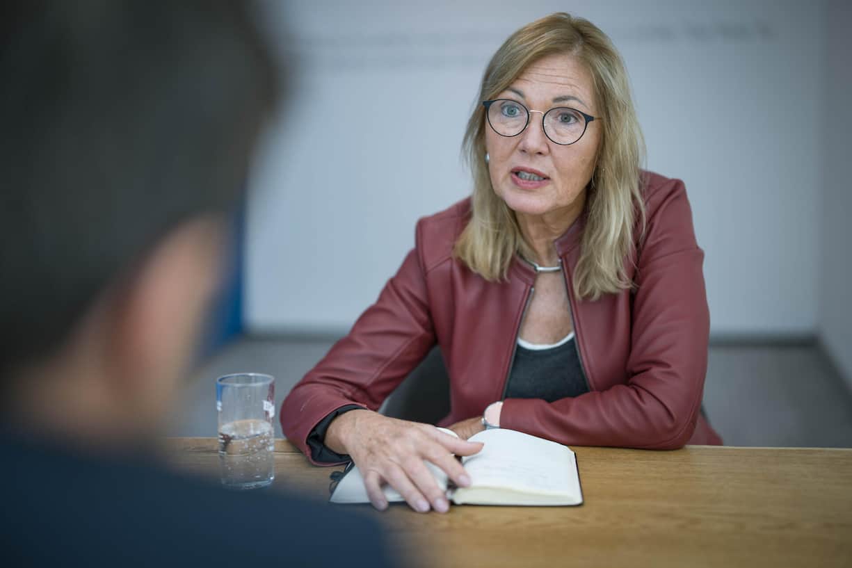 <p>In der Schweiz noch kaum bekannt, schrieb Weder di Mauro 2004 in Deutschland mehrfach Geschichte: Sie wurde die erste Frau, die erste nicht deutsche Person sowie das jüngste je berufene ­Mitglied im Rat der ­Wirtschaftsweisen.</p>