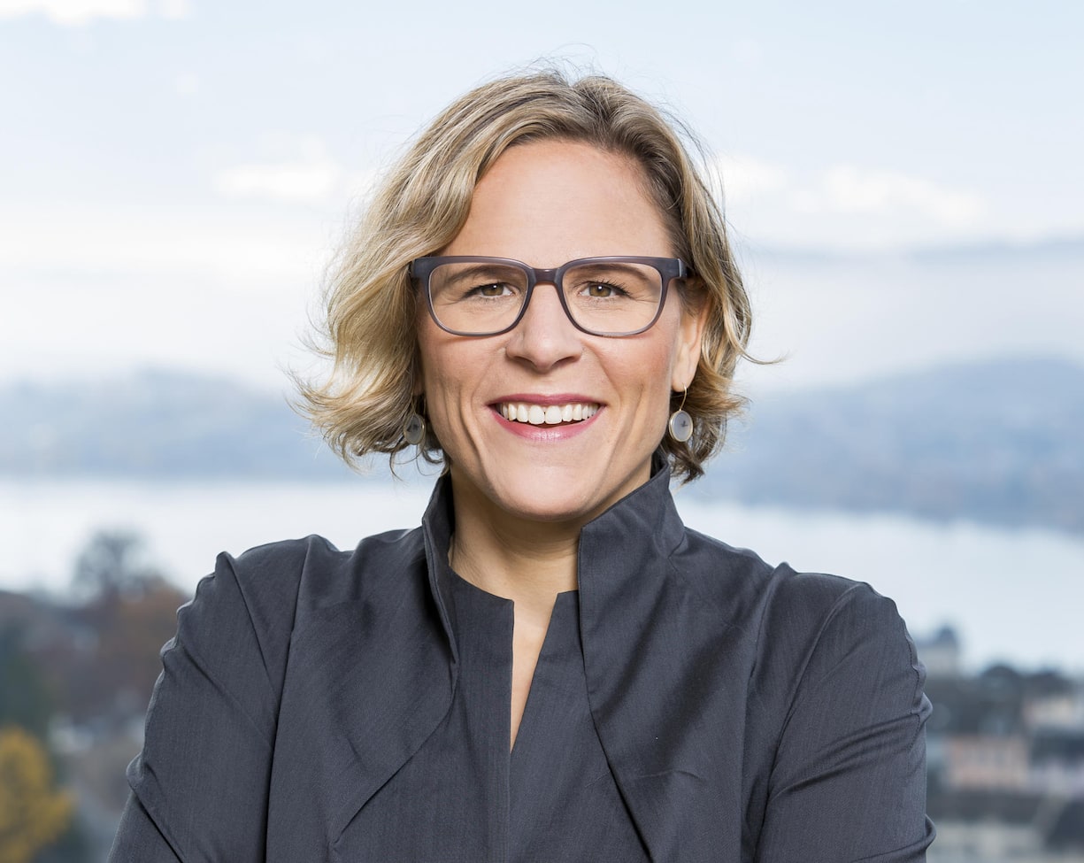<p>Nadja Lang, Chefin der ZFV-Unternehmungen, startete mit einer kaufmännischen Lehre. Heute orchestriert sie rund 3000 Mitarbeitende, die tagtäglich Tausende Bürolisten und Gäste in Kantinen, Restaurants und Hotels begrüssen.</p>