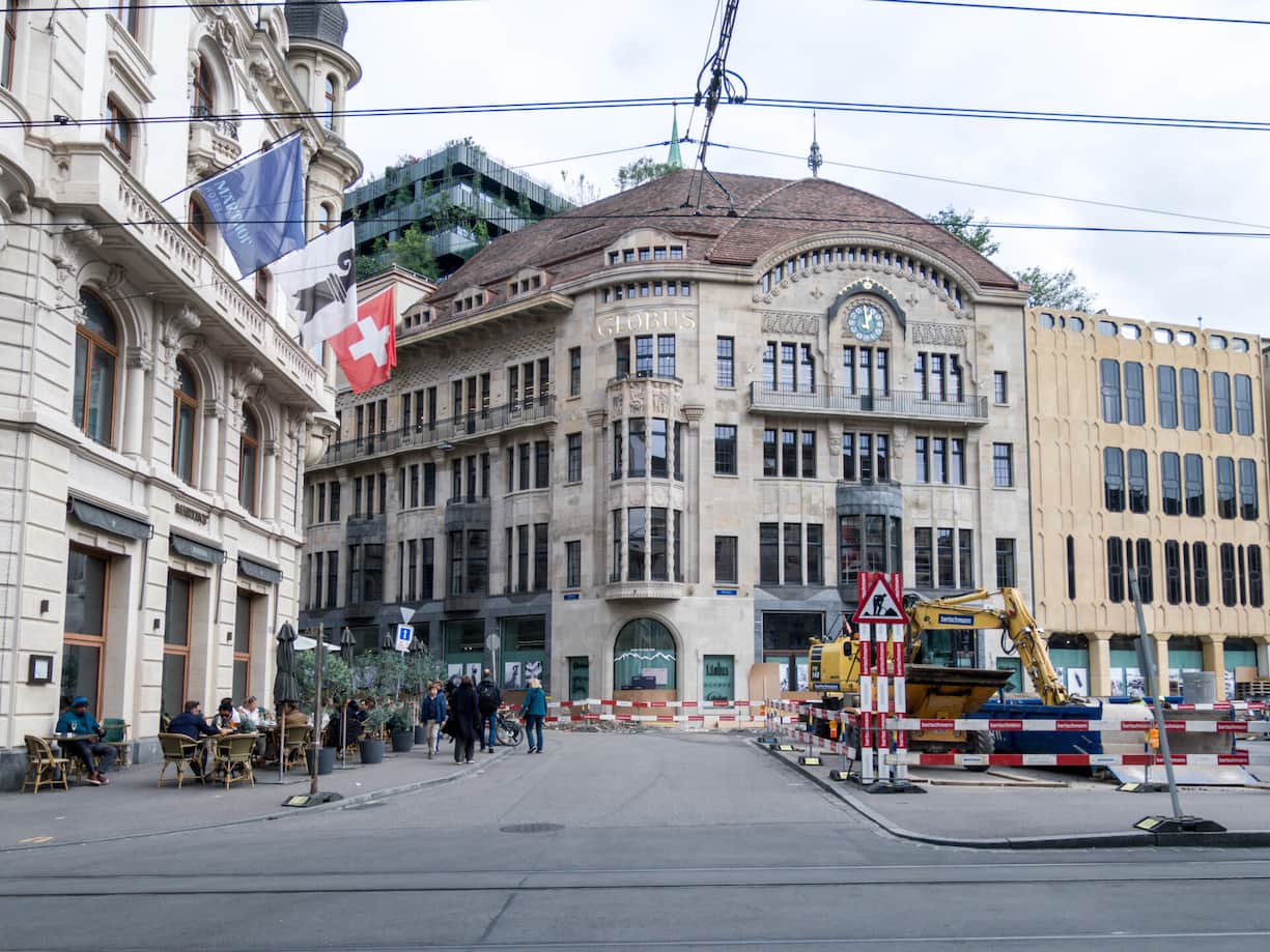 <p>Warenhaus mit historischer Fassade und begrüntem Dachgarten: Der Globus am Basler Marktplatz. </p>