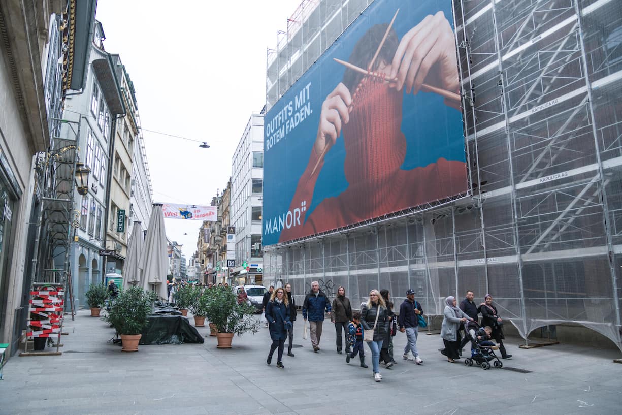<p>Strategische platzierte Werbung: Konkurrent Manor hat auf halbem Weg zwischen dem Basler Globus-Provisorium an der Freien Strasse und dem neuen Warenhaus am Marktplatz ein riesiges Banner aufgehängt.</p>