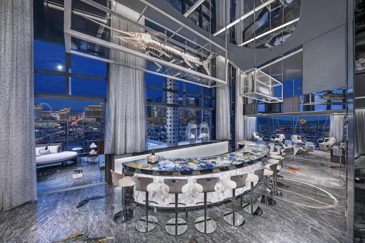 <p>Die Suite, die der Künstler Damien Hirst gestaltet hat, sieht sehr futuristisch aus.</p>