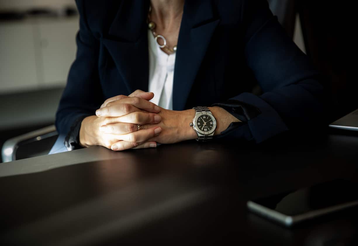 <p>Ihre Uhr hat sie immer im Blick: Regula Berger beim Interview mit der Handelszeitung.</p>