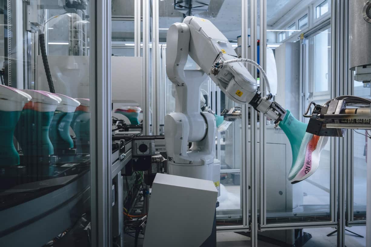 <p>Der Roboter sprüht den Schuh auf den Leisten (in Türkis).</p>