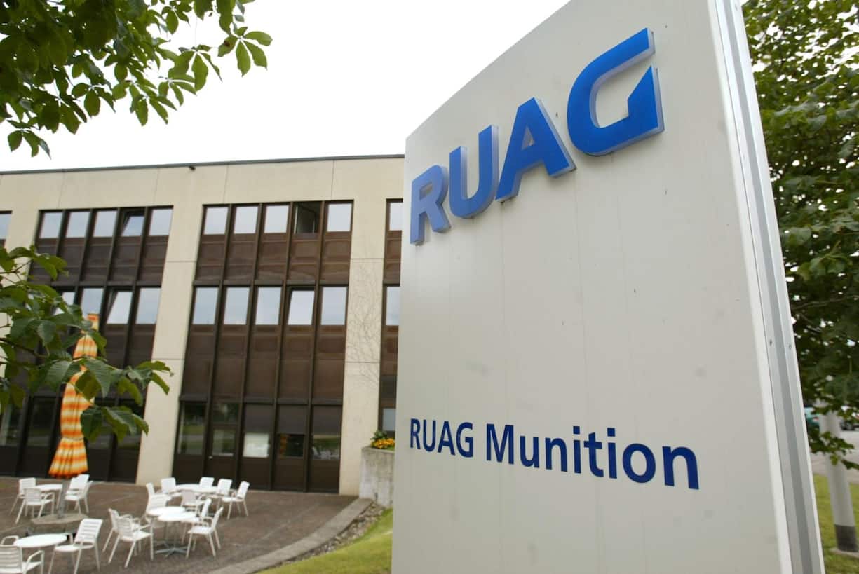 <p>Schweizer Sturmgewehrmunition wird in Thun hergestellt. Die frühere Firma Ruag Munition wurde in Ruag Ammotec unbenannt, nachdem sie 2002 die deutsche Tochterfirma Dynamit Nobel Ammo Tec übernommen hatte. 2022 verkaufte der Bund die Ruag Ammotec an die italienische Sportwaffenherstellerin Beretta. Heute heisst die Munitionsherstellerin SwissP Defence.</p>