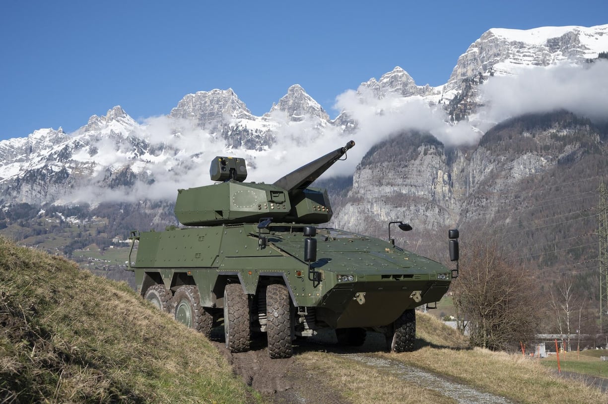 <p>Die Drohenabwehr Skyranger der Rheinmetall ist hier auf einem Radpanzer montiert. In der Ukraine ist sie auf Kettenpanzer moniert im Einsatz.</p>