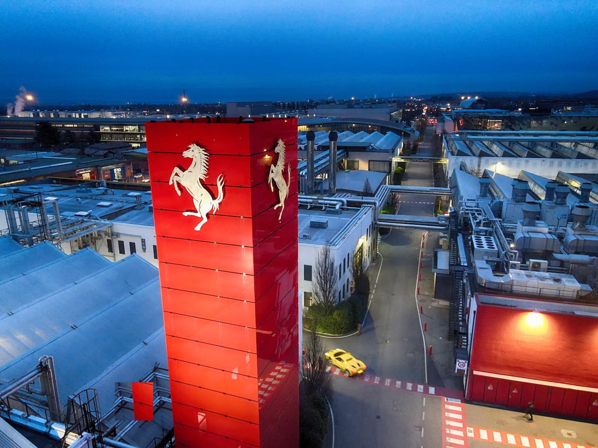 <p>Die Fabrik in Maranello ist das Zentrum der legen­dären italienischen Sportwagenmarke.</p>
