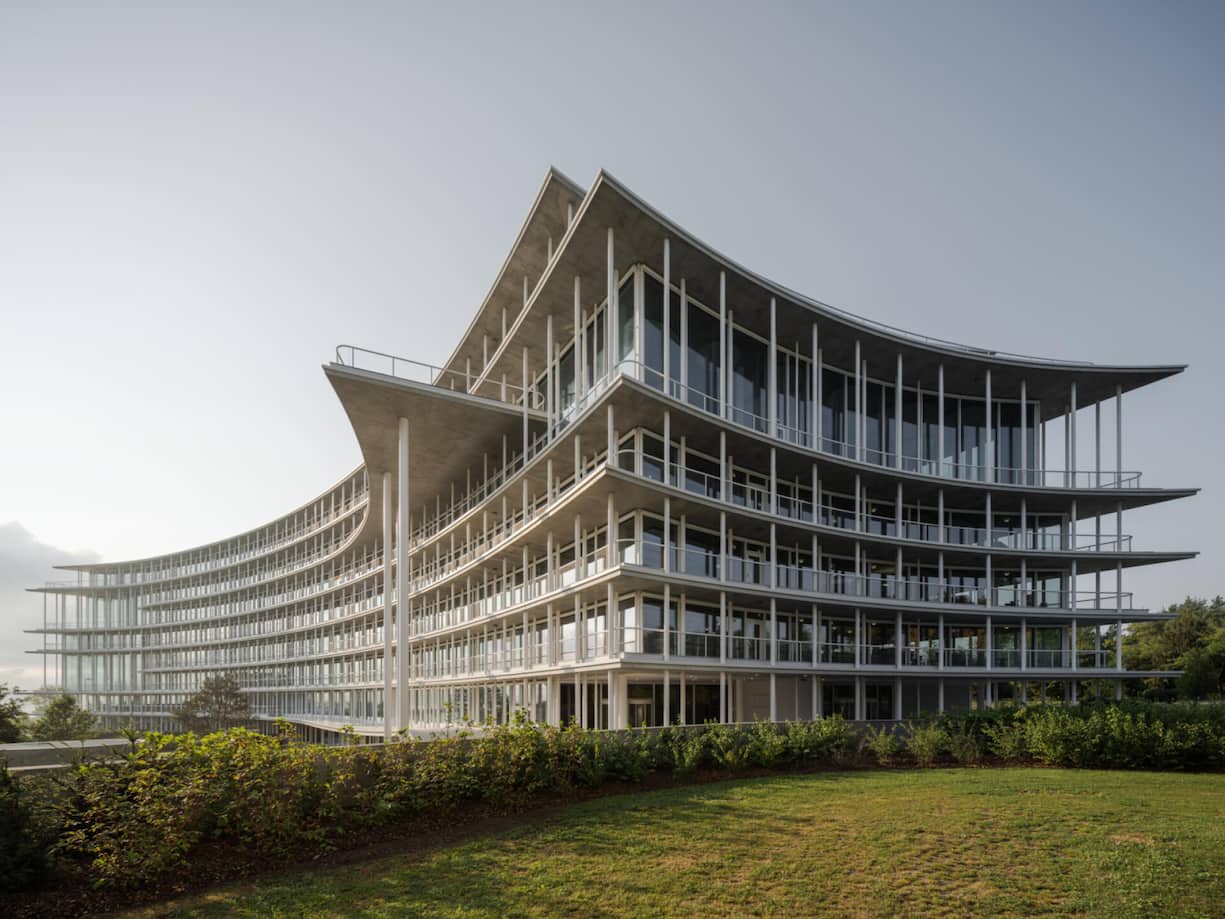 <p>Lombard Odier eröffnete im September ihren neuen Hauptsitz in Genf. Der Entwurf für das avantgardistische Gebäude in Bellevue, Genf, stammt von Herzog & de Meuron. Am neuen Hauptsitz vereint Lombard Odier unter einem Dach mehr als zweitausend Mitarbeitende, die zuvor an sechs Genfer Standorten tätig waren.</p>