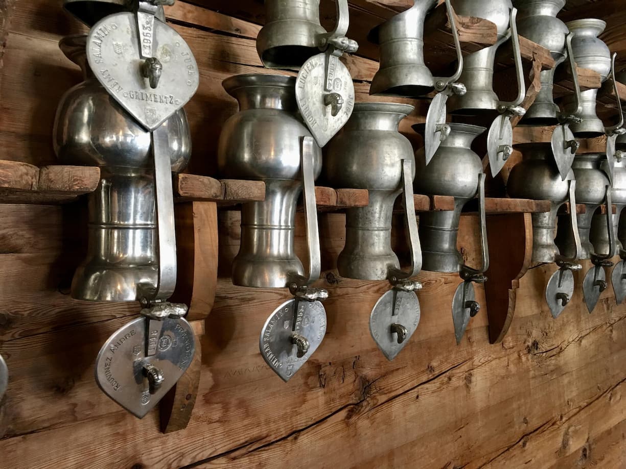 <p>Die berühmten Zinnkannen, Channes genannt, hängen kopfüber an der Wand.</p>