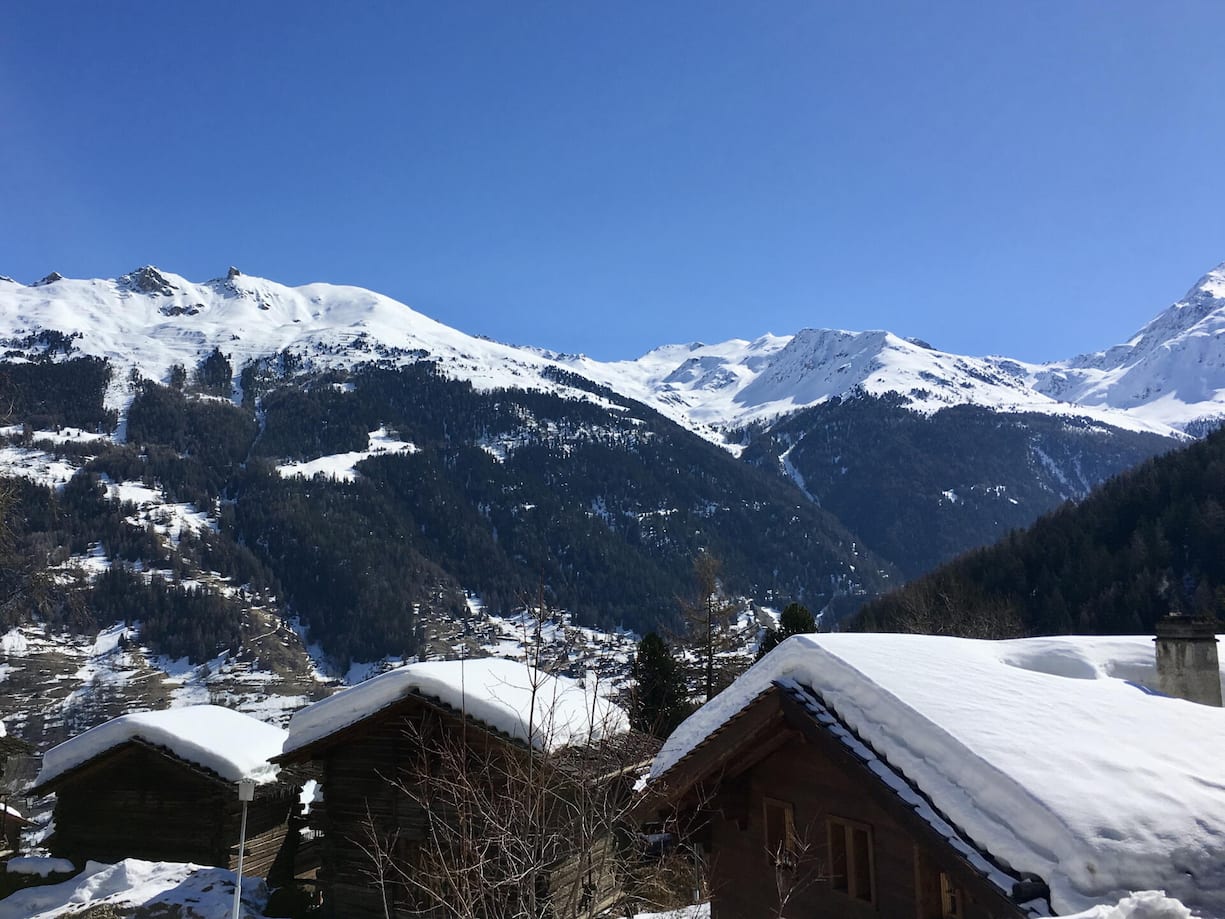 <p>Im Dörfchen Grimentz reift der Gletscherwein, unter den majestätischen Gipfeln des Wallis.</p>