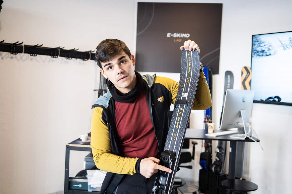 <p>Co-Gründer Ivan Mura zeigt den motorisierten Tourenski.</p>
<p></p>