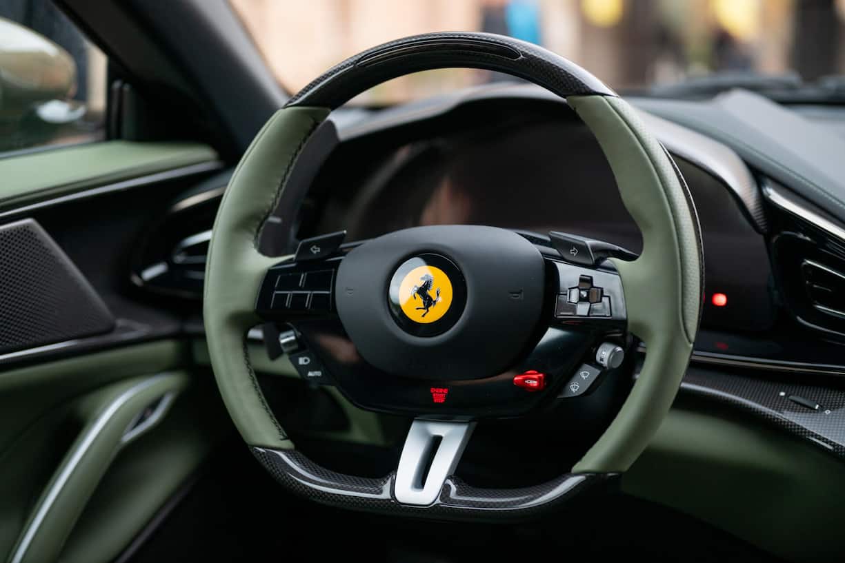 <p>Das Lenkrad der Purosangue hat mehr Knöpfe als der Controller einer Playstation. </p>