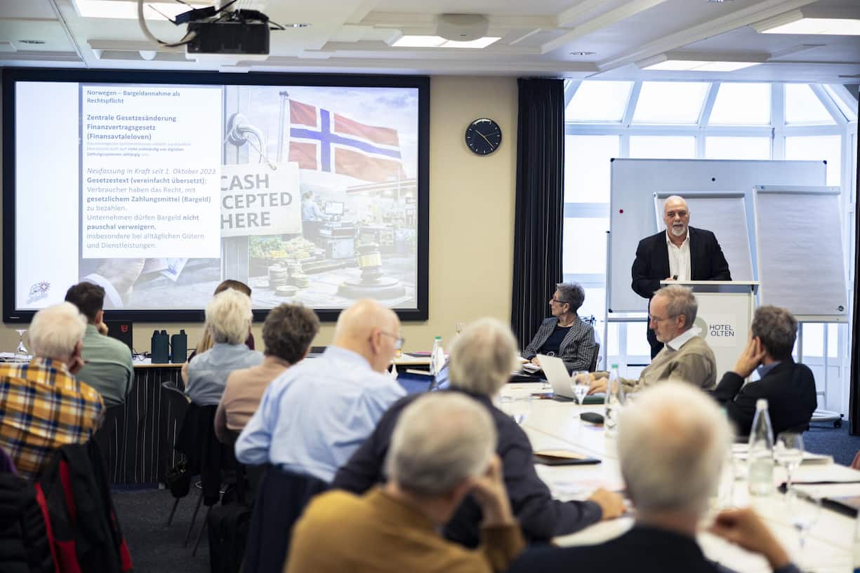 <p>Parolenfassung von Vereinen und Parteien: Richard Koller hielt Mitte Januar ein Referat zur Bargeldinitiative in Olten vor der Delegiertenversammlung des Schweizerischen Verbandes Seniorenfragen.</p>