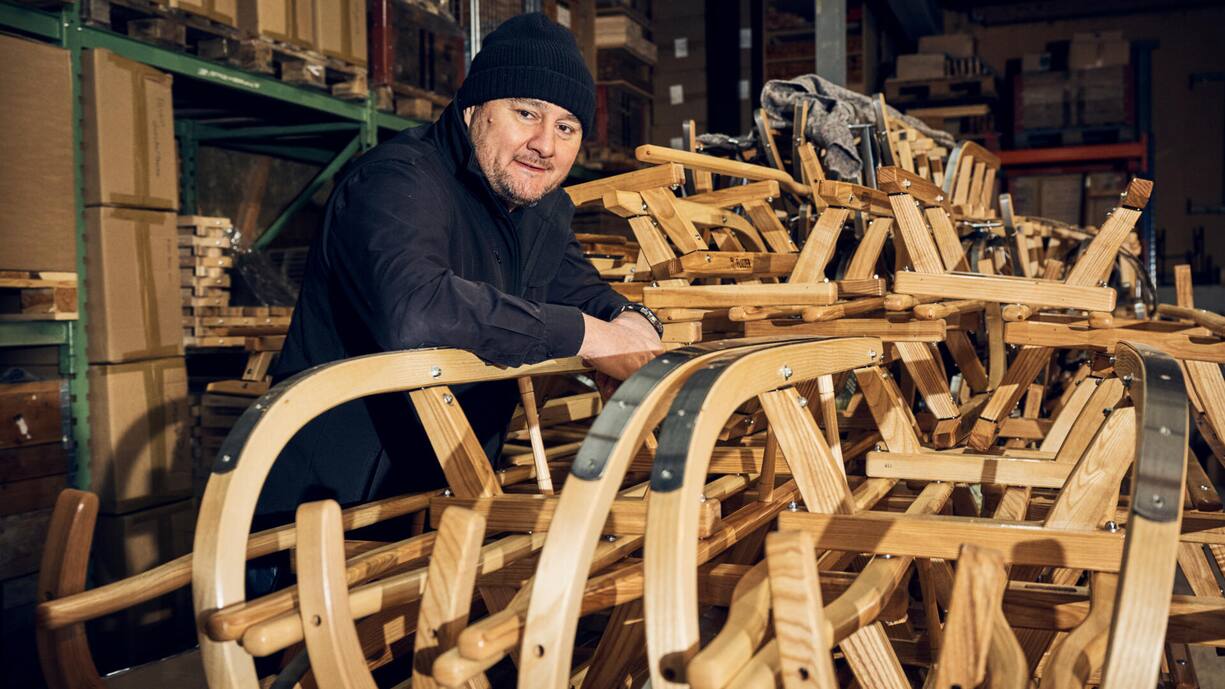 <p>Der gelernte Wagner und Schreinermeister Erwin Dreier (in seinem Lager mit Davoser Schlitten) ist Besitzer des Schlittenherstellers 3R in Sulgen im Kanton Thurgau. Die Schreinerei ist seit 1930 im Ort ansässig. Der Betrieb beschäftigt rund ein Dutzend Mitarbeiter und fertigt unter anderem knapp 2000 Schlitten pro Jahr.</p>