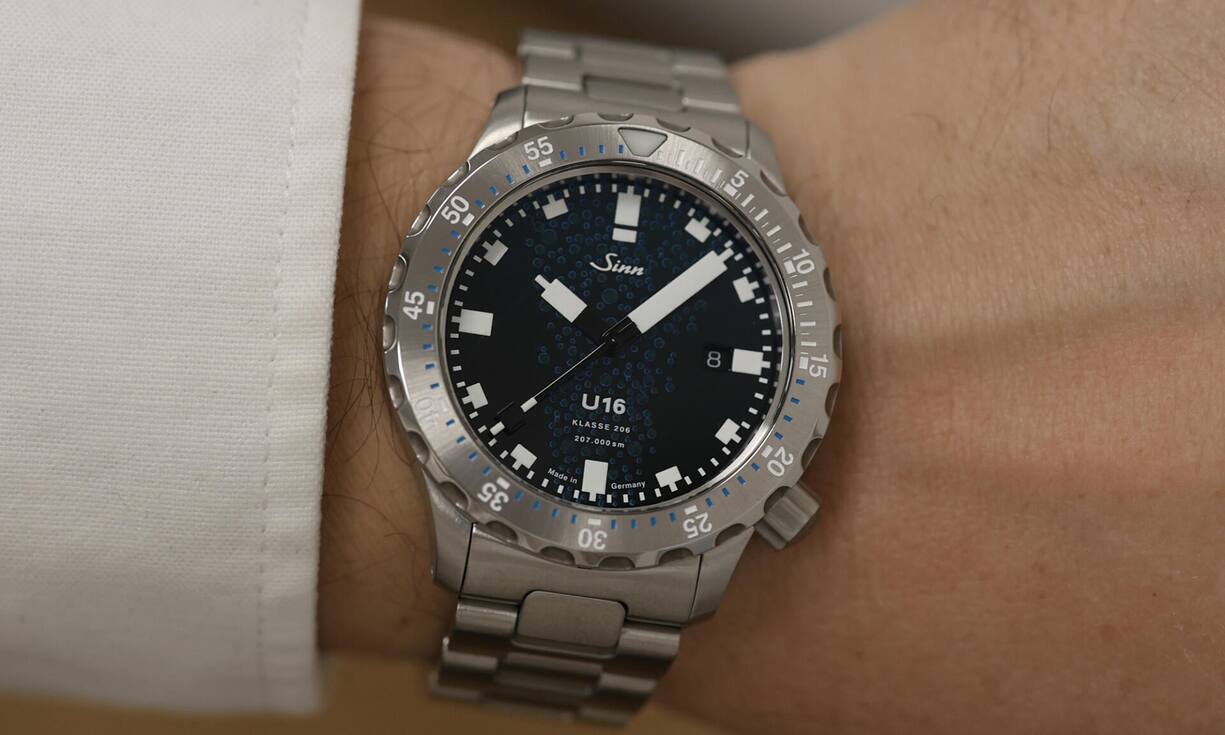 <p>Die U16 verfügt wie die kleinere U15 über die typischen Balkenzeiger der Uhrenmarke, die U18 über Schwertzeiger.</p>