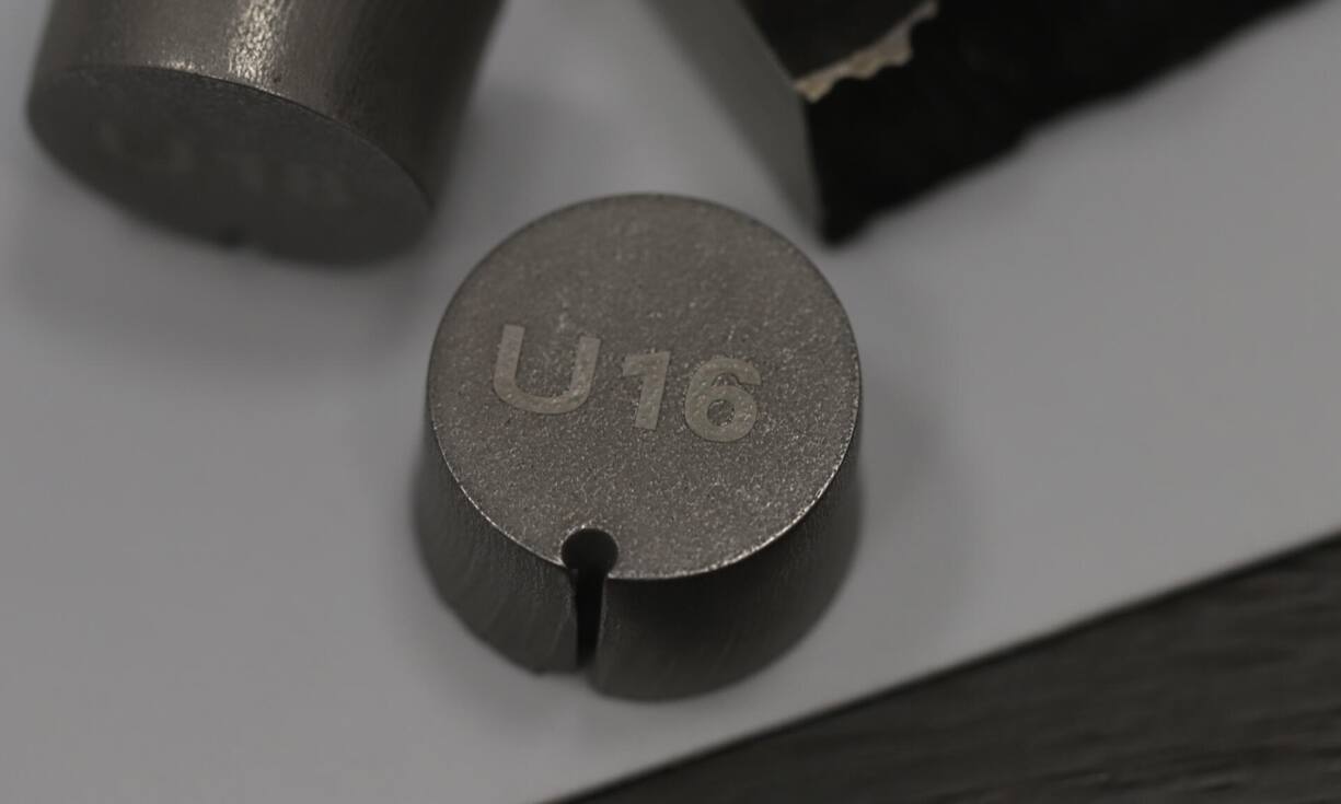 <p>Zusätzlich zur Uhr erhalten Käufer auch noch eine gravierte Ronde aus dem Originalstahl des jeweiligen U-Boots.</p>