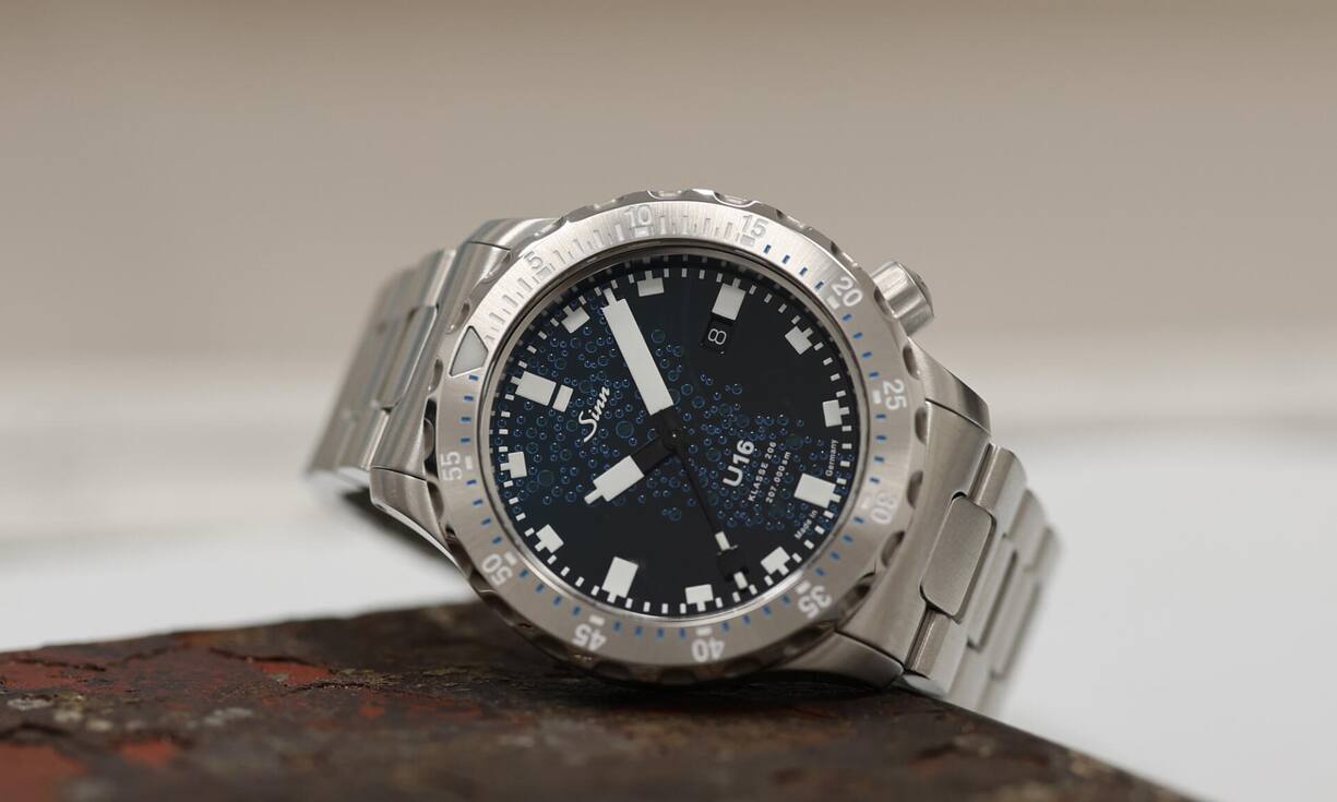 <p>Ahoi: Die 44 Millimeter grosse U16 auf einem Stück U-Boot-Stahl, das durch die Sächsische Uhrentechnologie GmbH in Glashütte (SUG) erst geformt und anschliessend für die Wiederverwendung als Uhrengehäuse aufbereitet worden ist.</p>