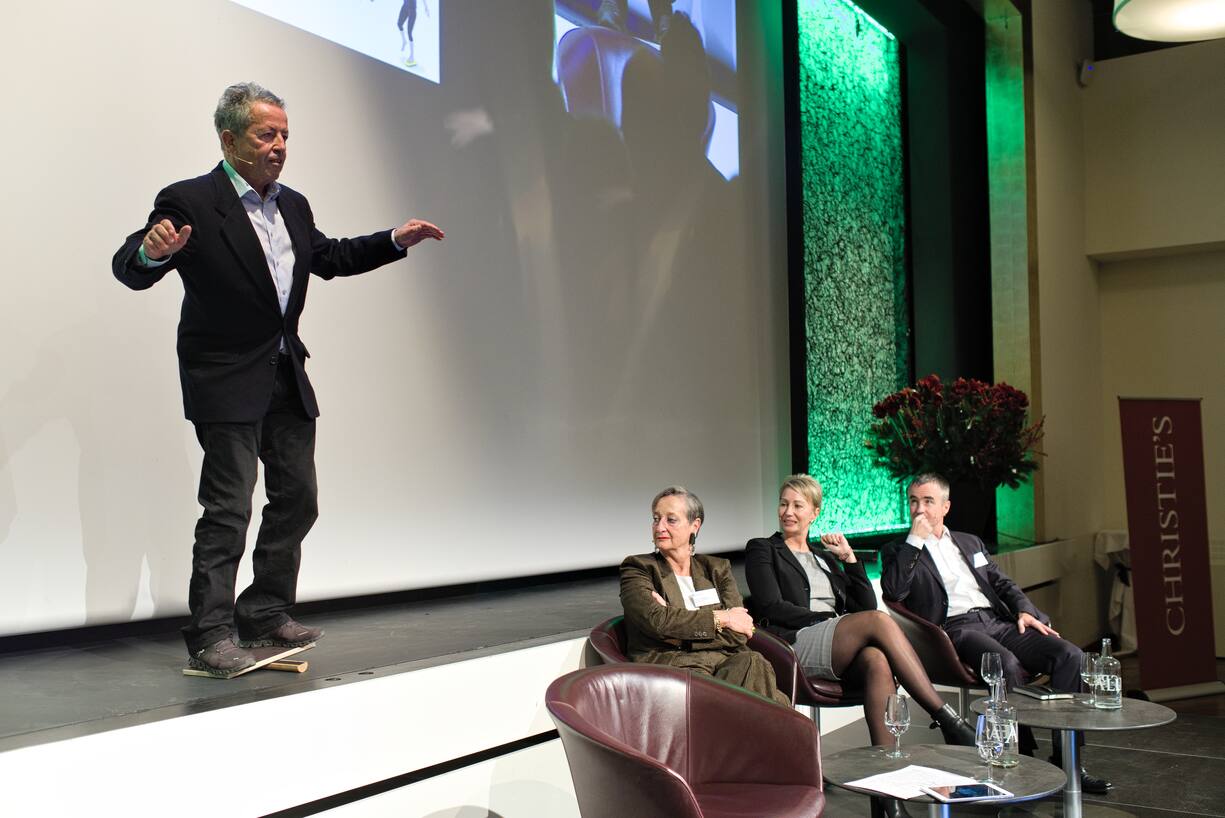 Hans Spring, ehemaliger Team- und Olympiaarzt Swiss Ski;demonstriert Teilnehmern von Panel 2 Gleichgewichtsübungen:Brida von Castelberg, Dr. med., Vizepräsidentin Schweizerische Patientenvereinigung;Andrea Rytz, CEO, Schulthess Klinik;Daniel H. Schmutz, CEO, Helsana