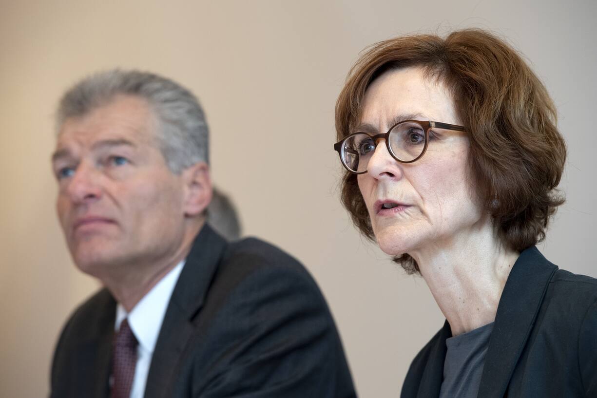 Monika Ruehl, Vorsitzende der Geschaeftsleitung economiesuisse, rechts, spricht an der Seite von Heinz Karrer, Praesident economiesuisse, links, waehrend der Jahresmedienkonferenz von economiesuisse, am Donnerstag, 31. Januar 2019 in Bern. (KEYSTONE/Anthony Anex)