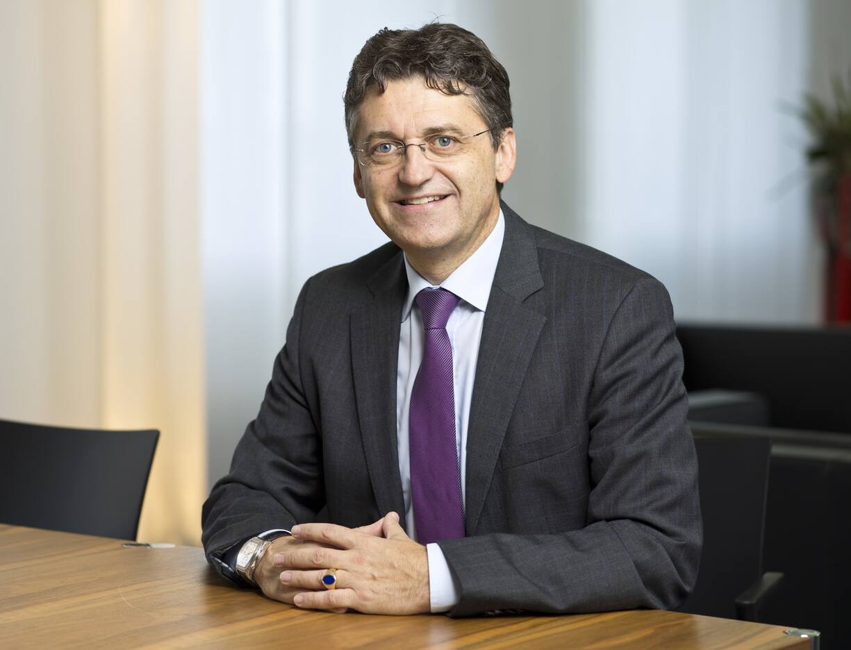 The former CVP secretary-general Hilmar Gernet, pictured at the Raiffeisen Bank Lucerne in Lucerne, Switzerland, on October 10, 2011. (KEYSTONE/Gaetan Bally)Der ehemalige CVP-Generalsekretaer Hilmar Gernet, aufgenommen in der Raiffeisenbank Luzern am 10. Oktober 2011. (KEYSTONE/Gaetan Bally)
