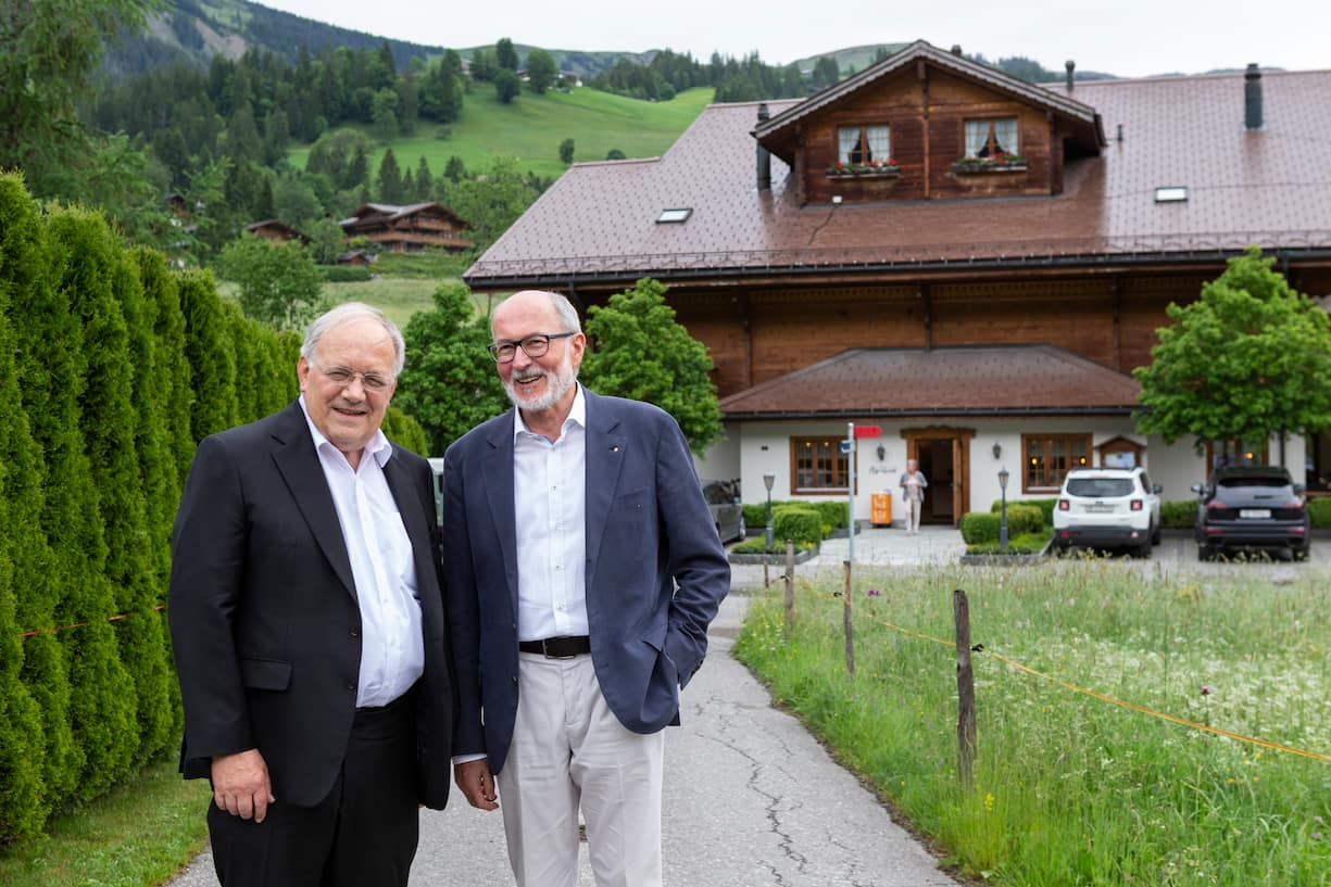 Johann Schneider-Ammann, links und Willy Michel, rechts, vor ihrem Hotel Alpenland. Alt-Bundesrat Schneider-Ammann und Unternehmer Willy Michel stellen ihr Hotel Alpenland in Lauenen bei Gstaad vor, Kanton Bern, am Freitag, 21. Juni 2019.