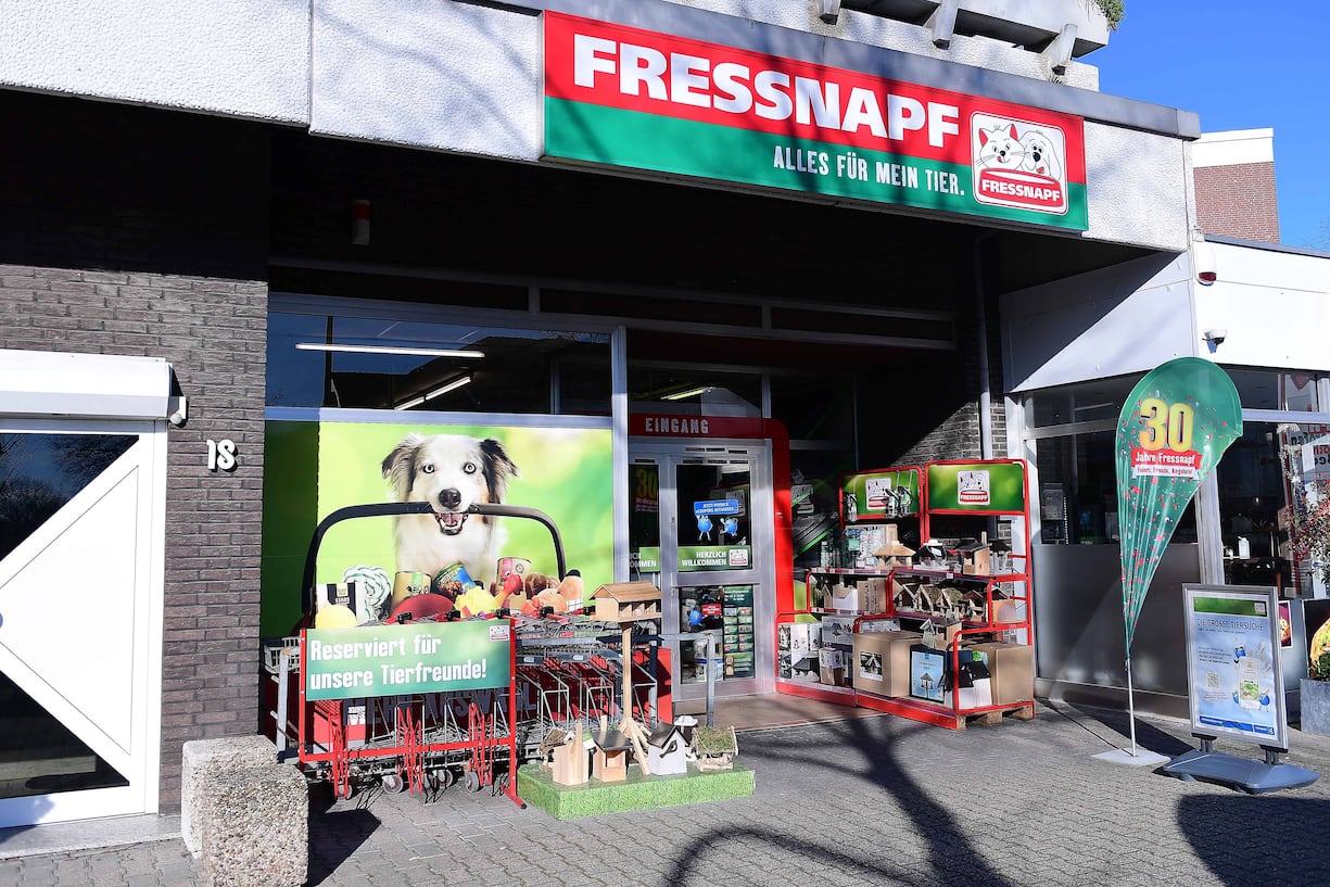 Fressnapf Filiale am 17.03.2020 in Oberhausen Eine Fressnapf Filiale am 17.03.2020 in Oberhausen. Die Fressnapf Holding SE auch: Fressnapf-Gruppe ist ein Franchise-Unternehmen mit Sitz in Krefeld.