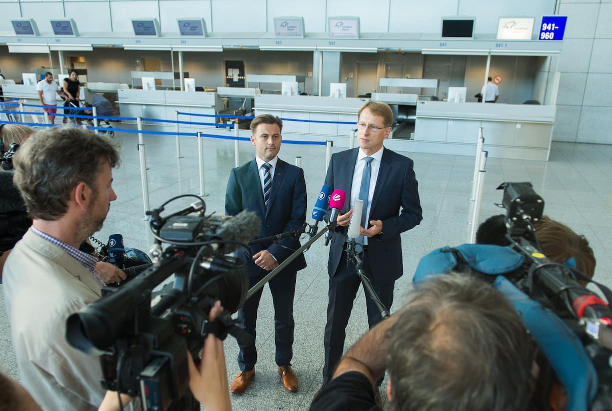 Ingolf Schumacher (r), Vorsitzer Tarifpolitik Vereinigung Cockpit und Janis Schmitt, Pressesprecher der Vereinigung Cockpit